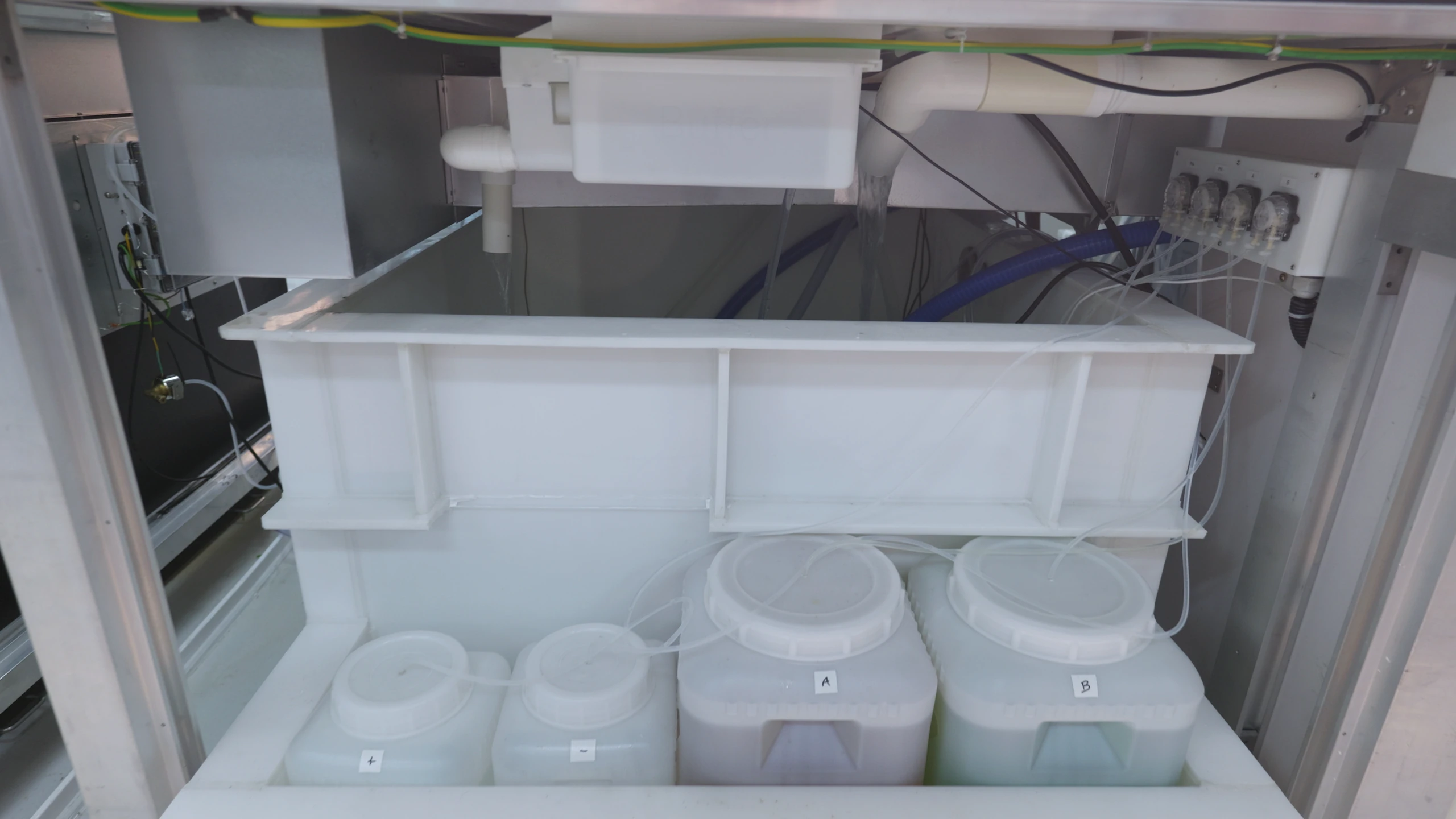 Nutrient tank inside G-Cube